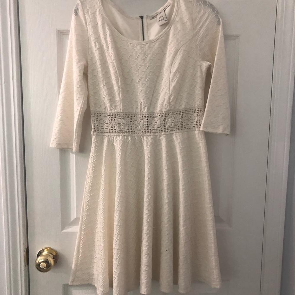 Textured white 3/4 sleeve dress